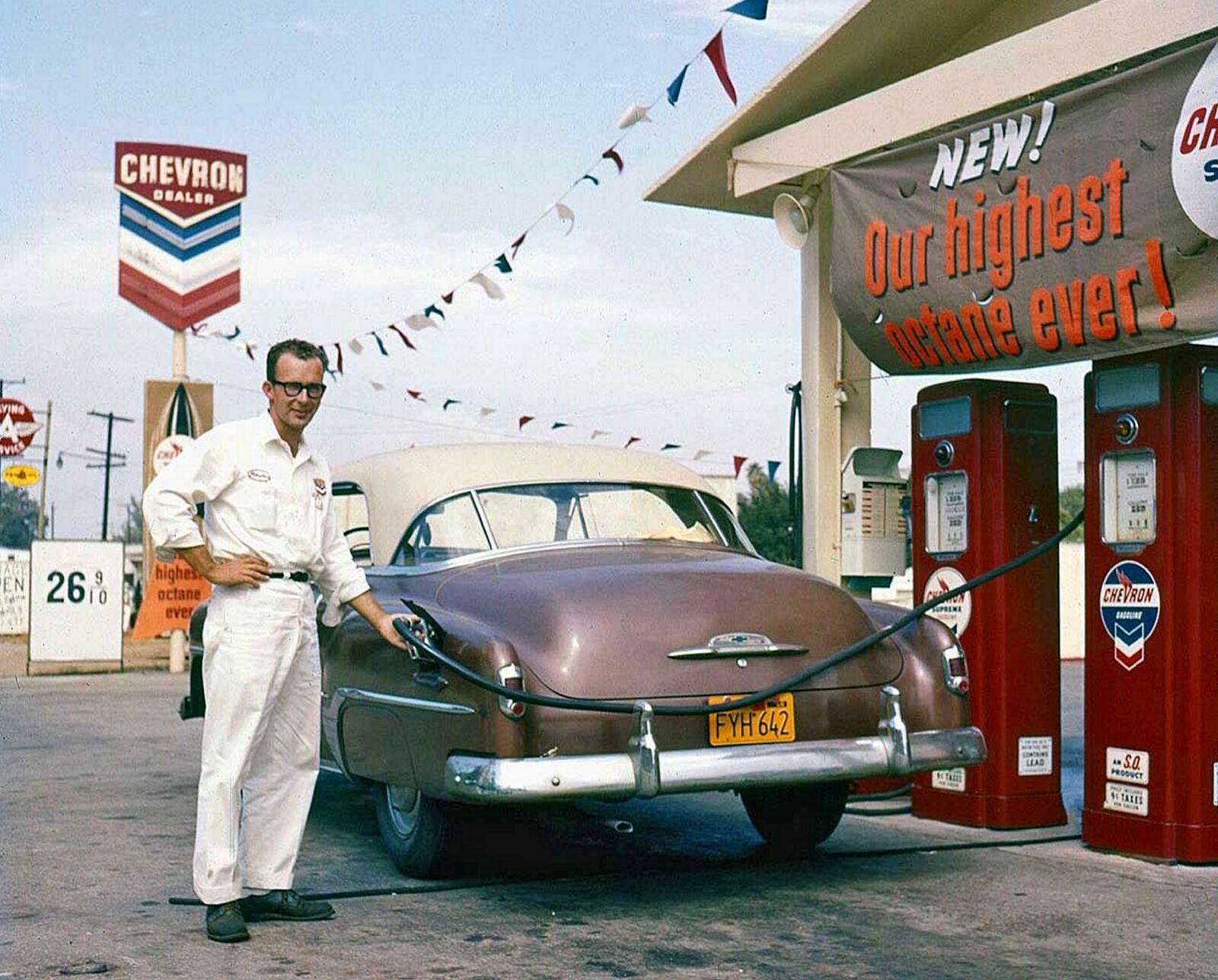 1951 CHEVRON Gas Station & Attendant PHOTO (221-i)