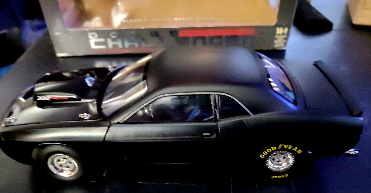Model Car 1:18 Dodge Challenger