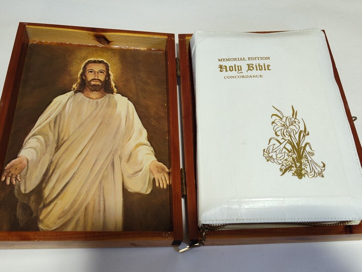 Vintage Memorial Bible In Cedar Case 1976 B3