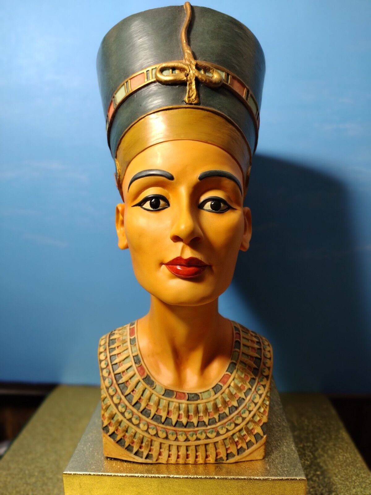 NEFERTITI QUEEN OF EGYPT ROYAL PORTRAIT BUST (Repro. 2000) EXCELLENT CONDITION.