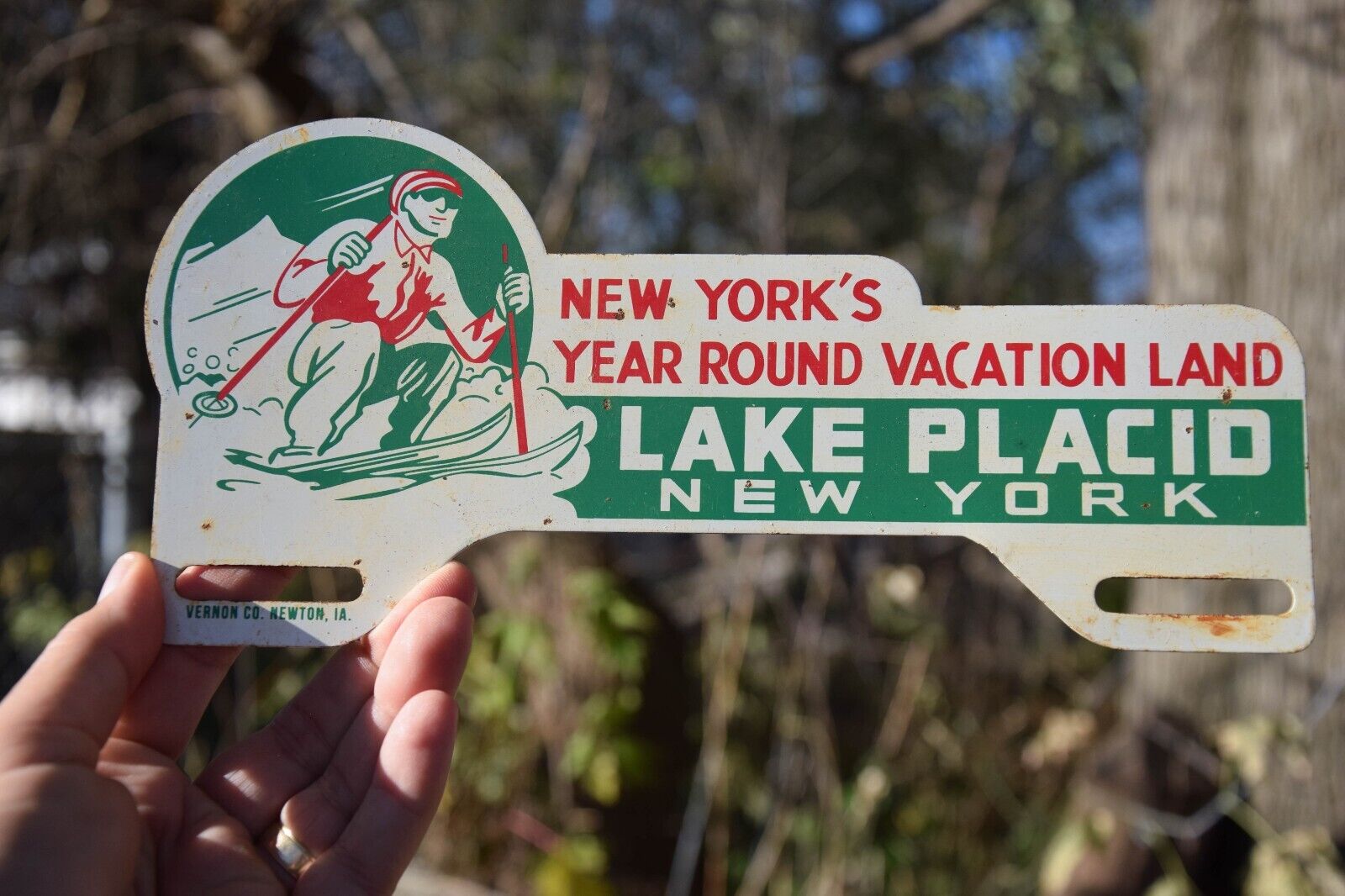 RARE 1950s LAKE PLACID NEW YORK VACATION LAND PAINTED METAL TOPPER SIGN SKIING