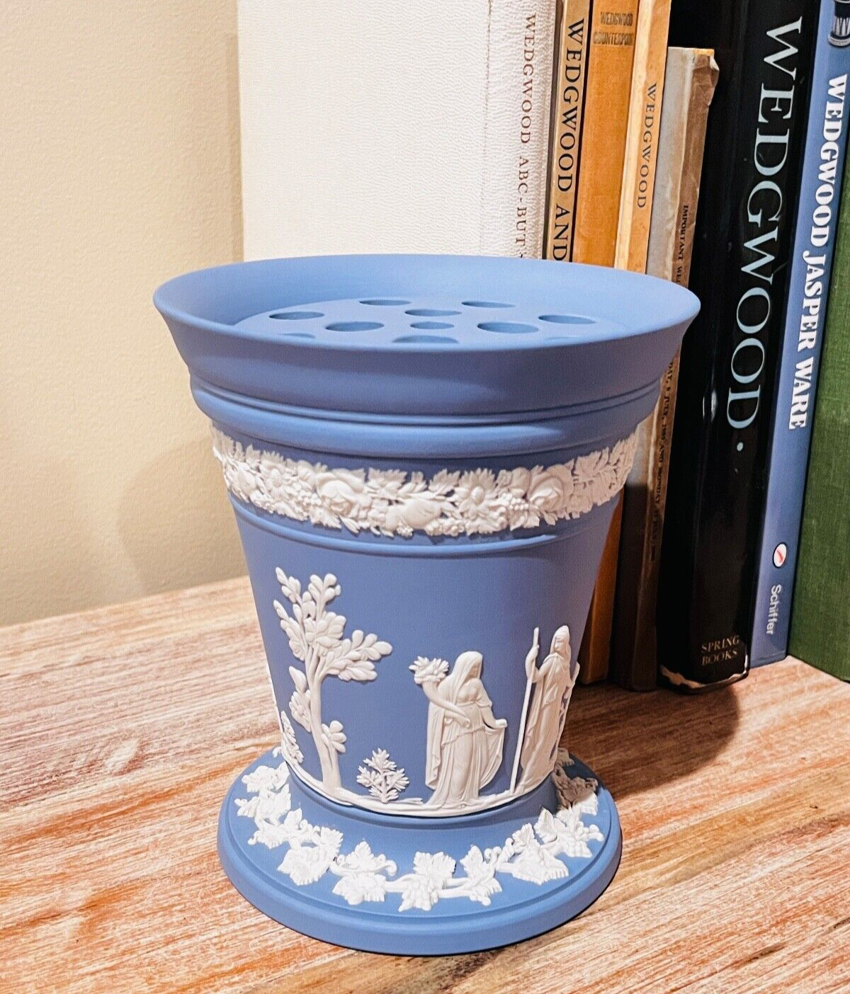 Large Wedgwood Pale Blue (Cream On Lavender) Frog Vase 1965 6” Diameter