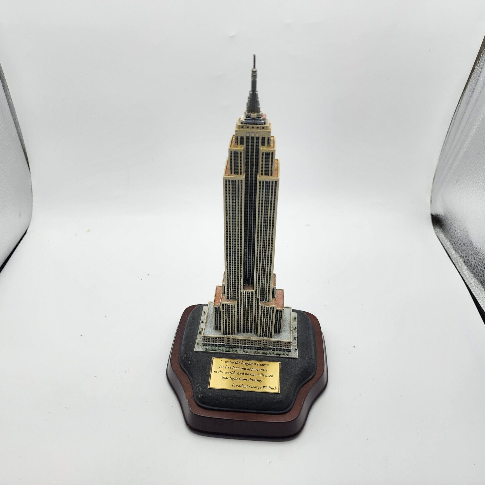 Danbury Mint Lighted Empire State Building, Lights Up - No AC Adaptor