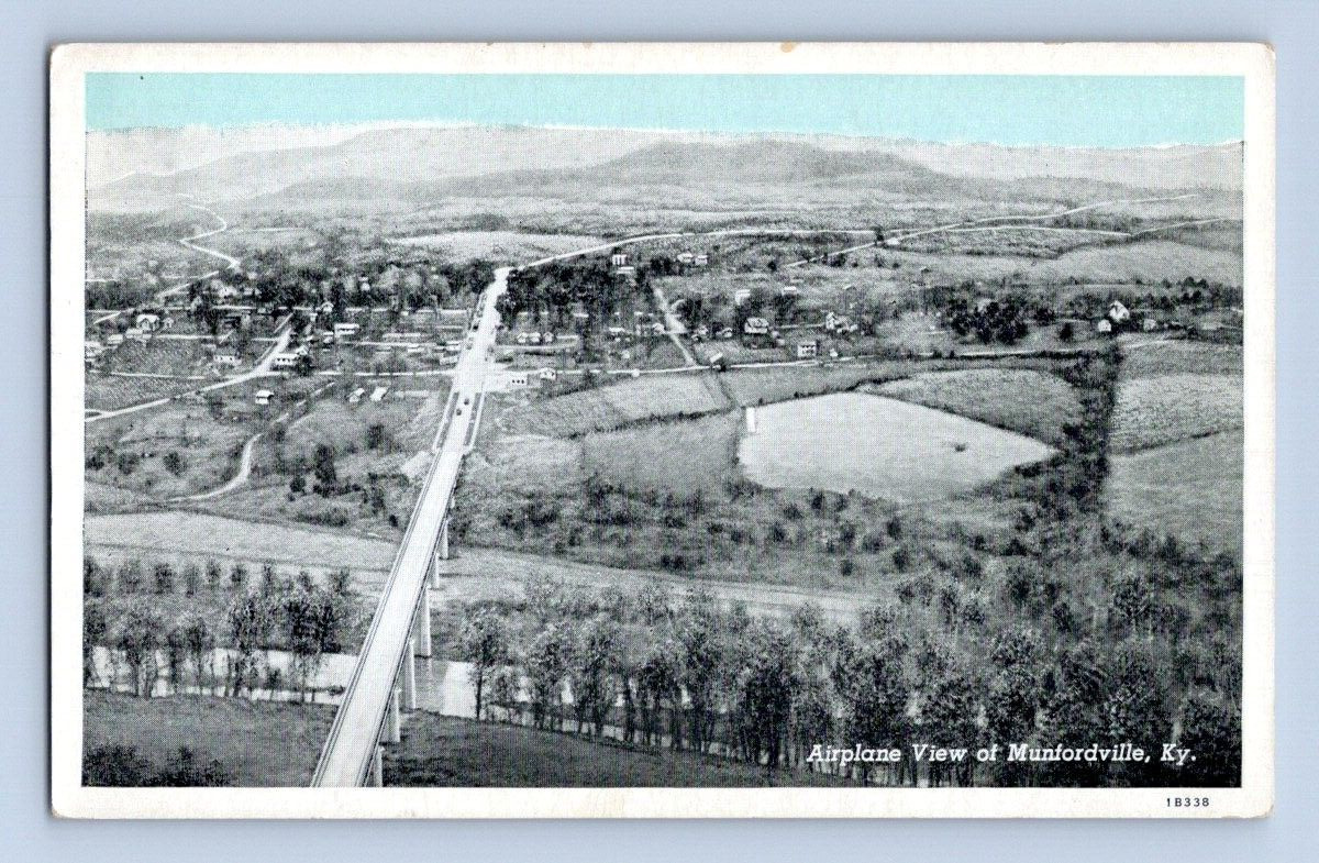 1930'S. AIRPLANE VIEW OF MUNFORDVILLE, KY. POSTCARD 1A37