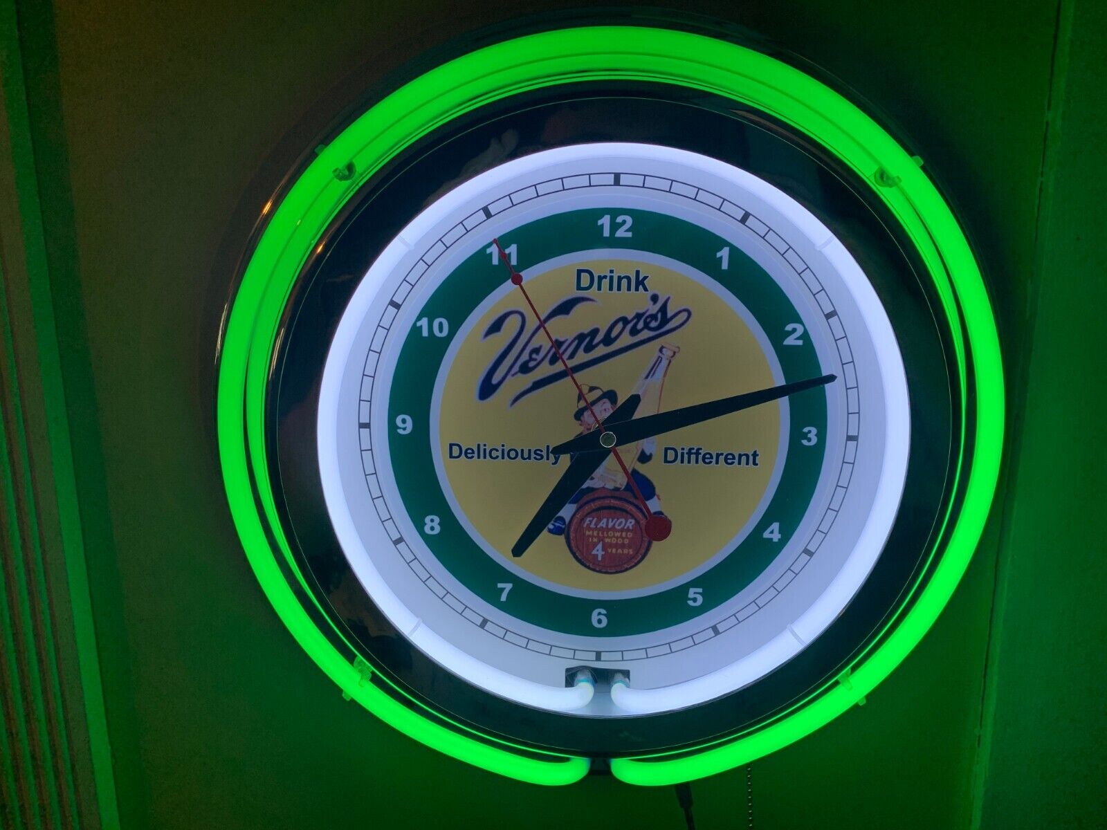 Vernor's Ginger Ale Soda Fountain Detroit Man Cave GREEN Neon Wall Clock Sign