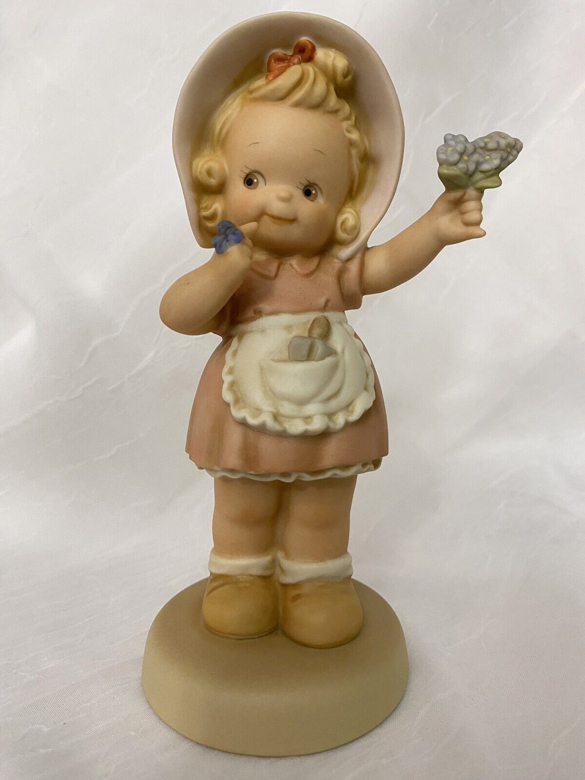 Vintage Memories of Yesterday 1995 Forget Me Not 50006 Girl in a Bonnet