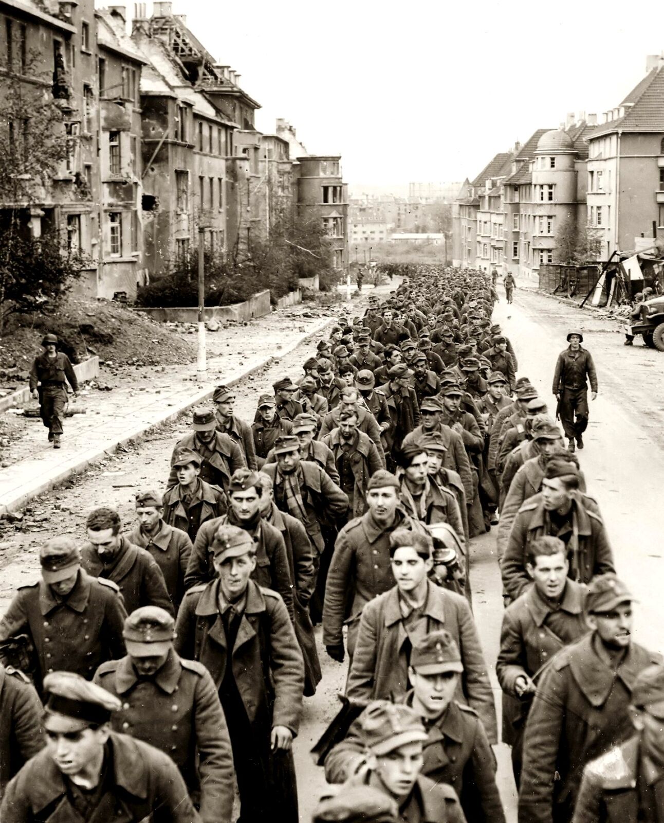 1944 WW2 GERMAN PRISONERS Fall of Aachen PHOTO (222-Q)