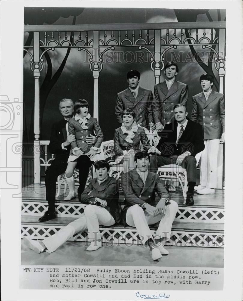 1968 Press Photo Buddy Ebsen with the Cowsill family - lrx92328