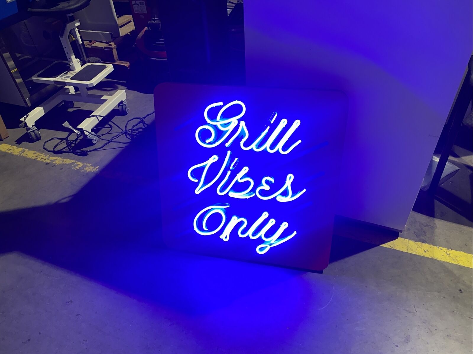 Neon Sign. 30 1/2 Square. Bar, Restaurant, Food Cart Flashing￼ ‘Grill Vibes Only