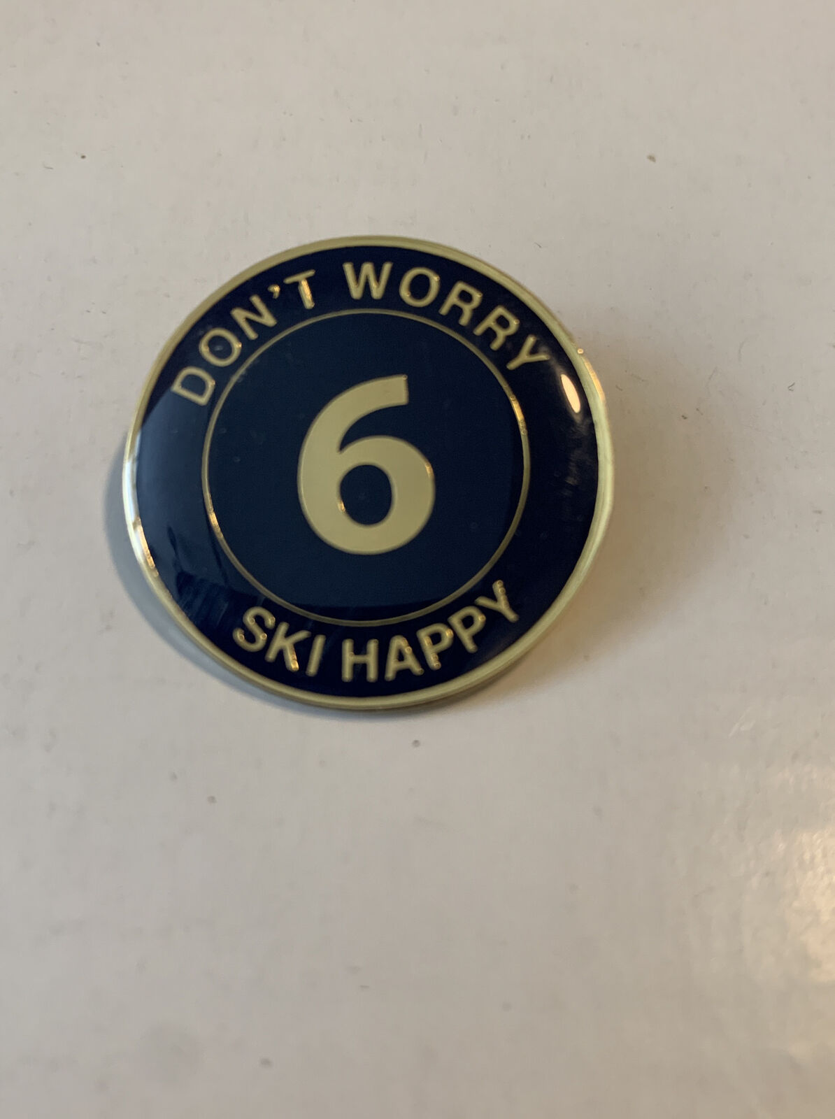 Don’t Worry Ski Happy 6 Skiing Pin Souvenir J19