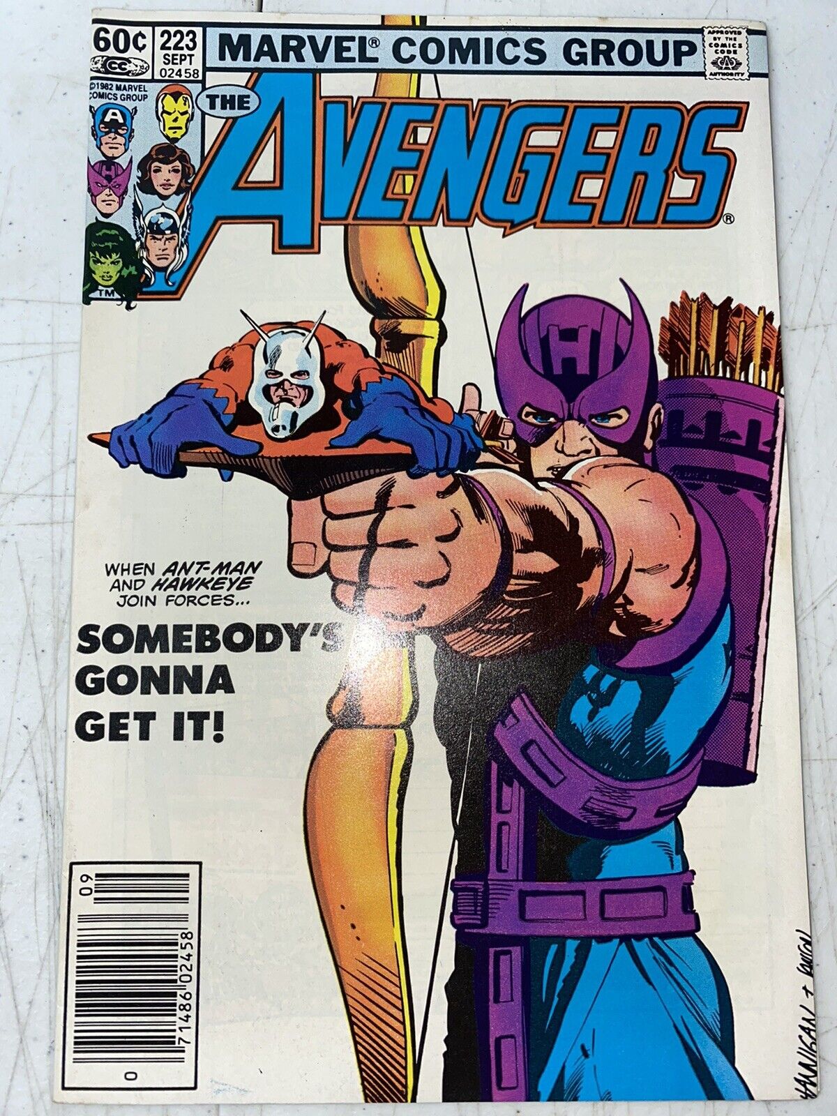 Marvel Comics 1982 The Avengers #223 Newsstand Hawkeye/Ant-Man Classic Cover
