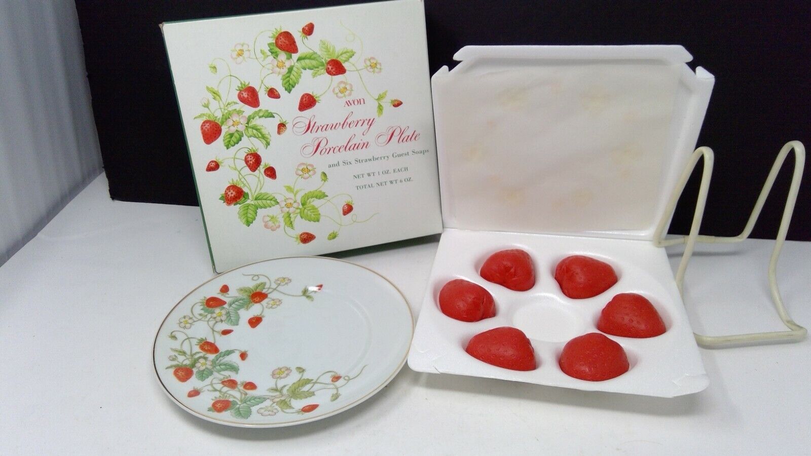NOS Avon 1978 Strawberry Porcelain Plate & 6 Strawberry Guest Soaps NIB