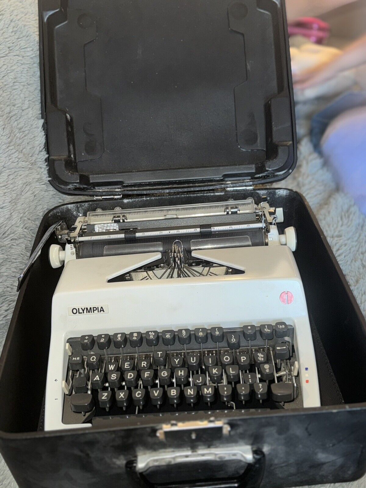 Vintage 1971 OLYMPIA SM8 White & Gray Typewriter w/Case Clean Working Condition