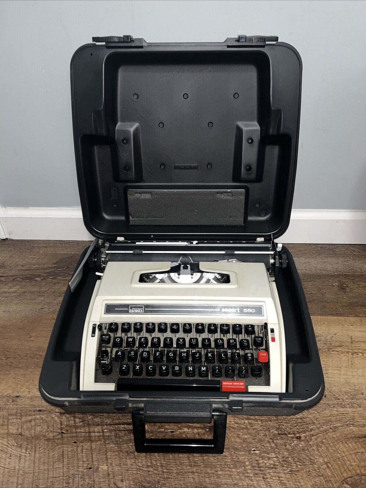 1978 Montgomery Ward Escort 550 Typewriter - Needs New Ink Ribbon