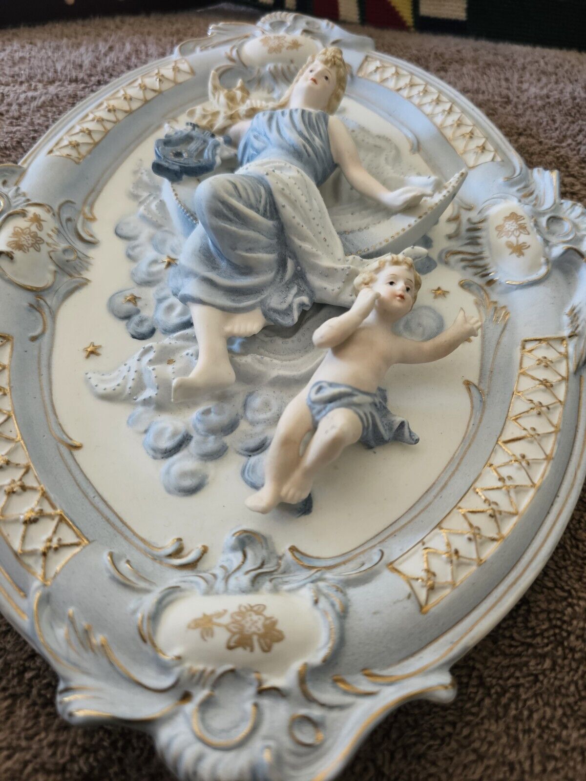 Vnt. 3D Rococo Porcelain Wall Plaque