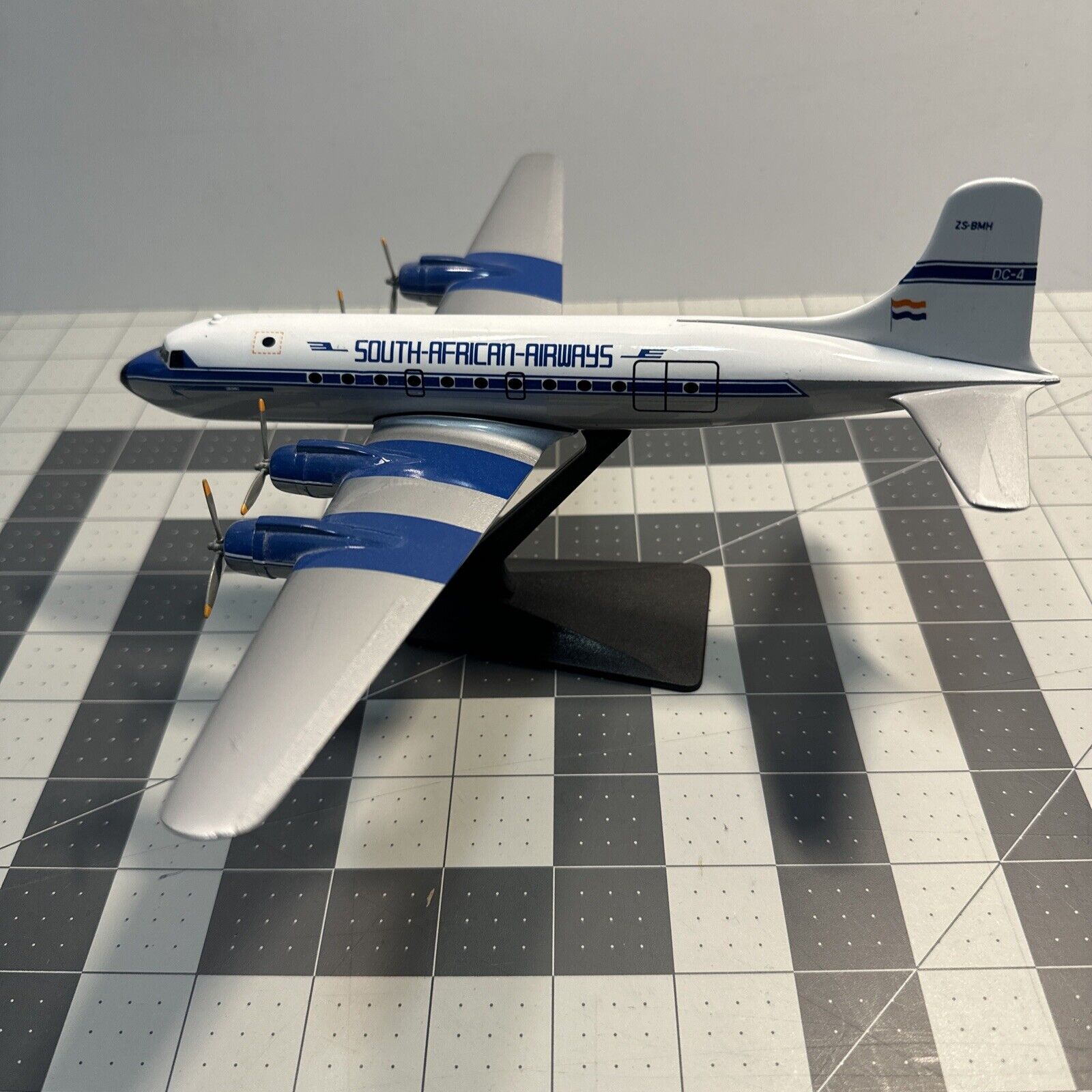 1:400 Scale SOUTH AFRICAN AIRWAYS Douglas DC-4 Model Airplane Display Zs-bmh