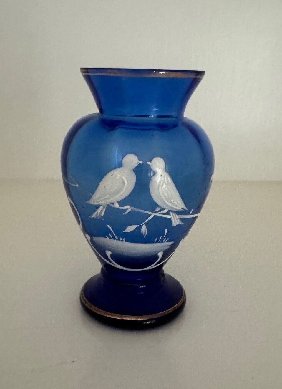  UNIQUE VINTAGE LATE 1940\'S SMALL GERMAN BLUE GLASS VASE WITH 2 BIRDS MOTIF