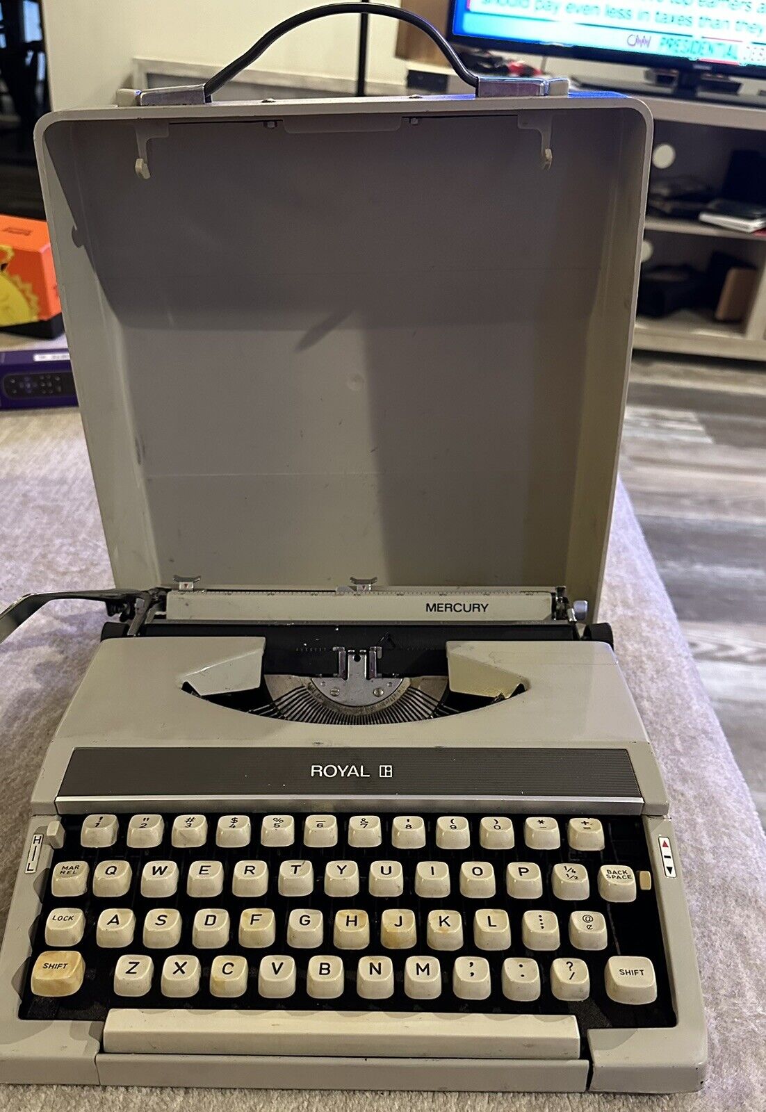 Royal Mercury Portable Typewriter w/ Carrying Case, working