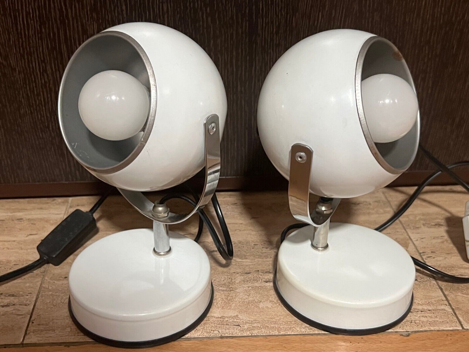 1970s Pair Of White Eyeball Table Lamps By Veneta Lumi. Made In Italy