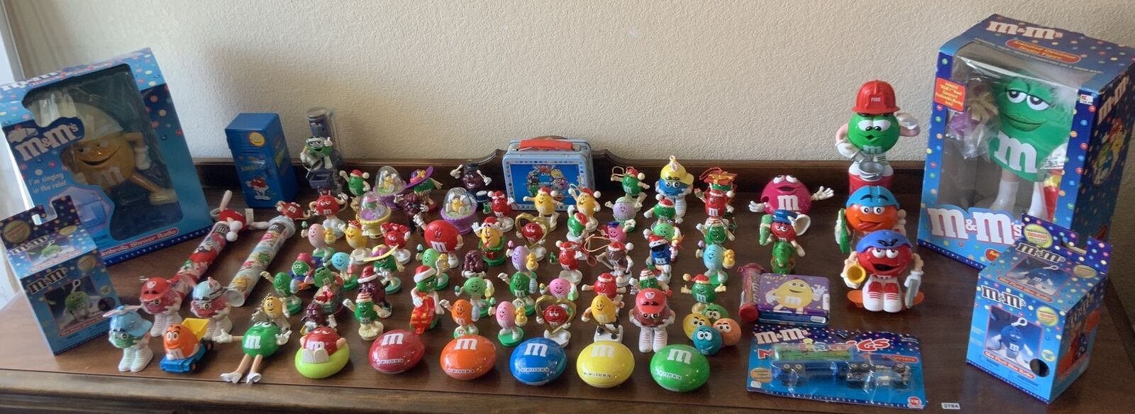 HUGE LOT OF M&M’s COLLECTIBLES FIGURES CANDY DISPENSER TOPPER RADIO TIN BANK TOY