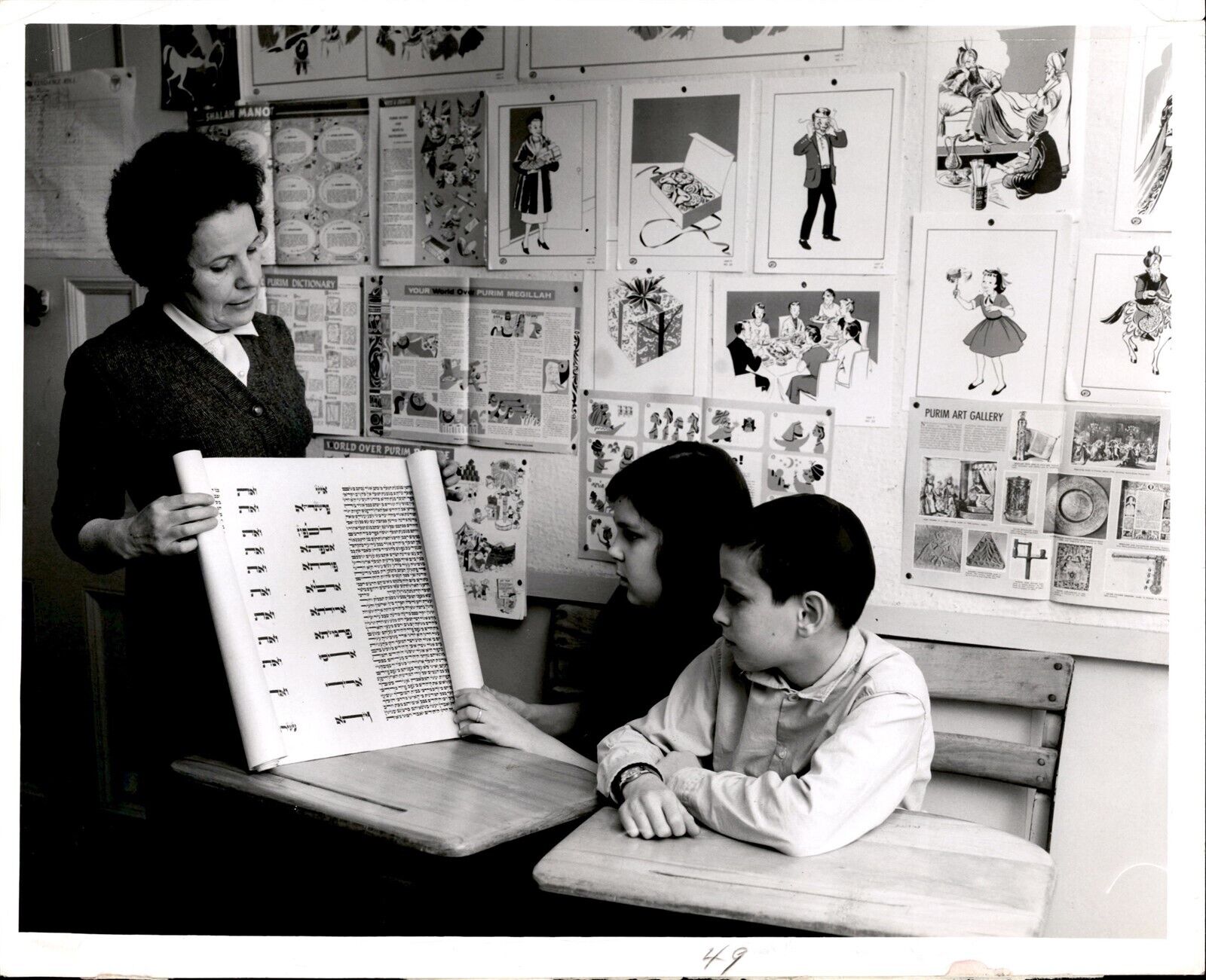 LD292 1963 Original Photo KIDS LEARNING THE PURIM @ TEMPLE REYIM JEWISH RELIGION