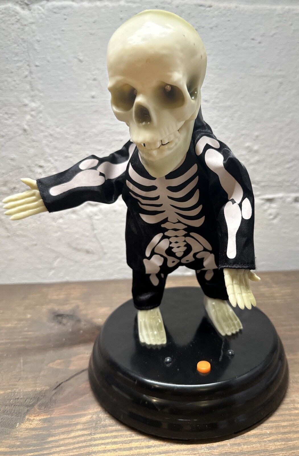 2011 Gemmy Halloween Grave Ravers Ghouls Animated Dancing Skeleton “Dynamite”