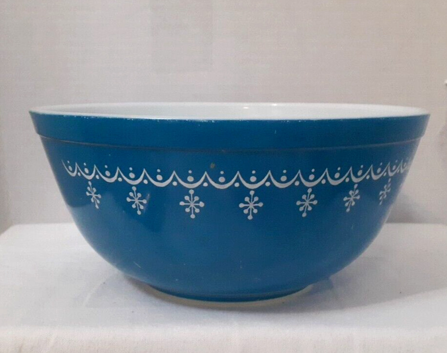 Vintage PYREX Snowflake Garland Blue/White #403 2 1/2 Qt. Mixing Bowl