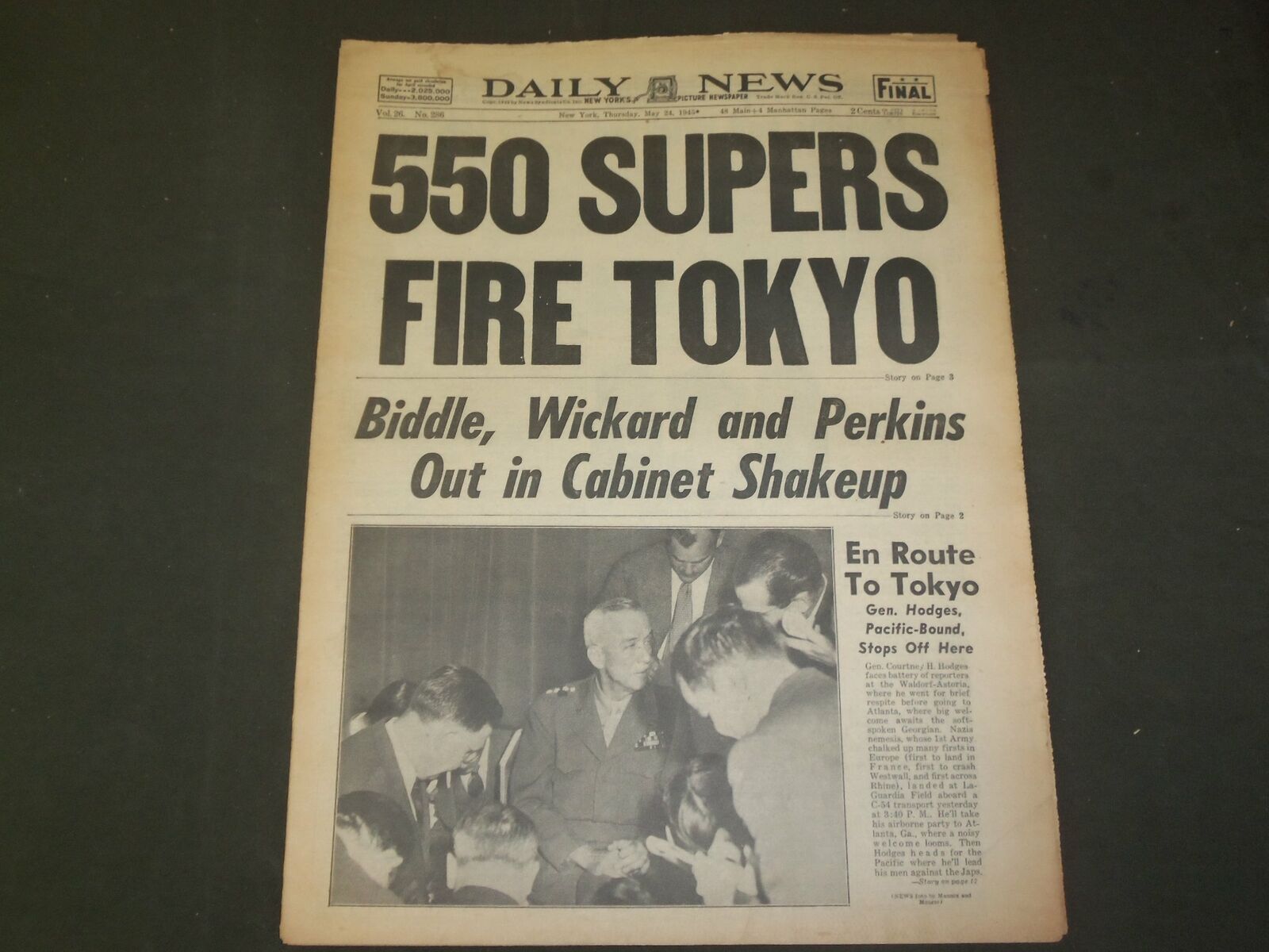 1945 MAY 24 NEW YORK DAILY NEWS - 550 SUPERS FIRE TOKYO - NP 4342