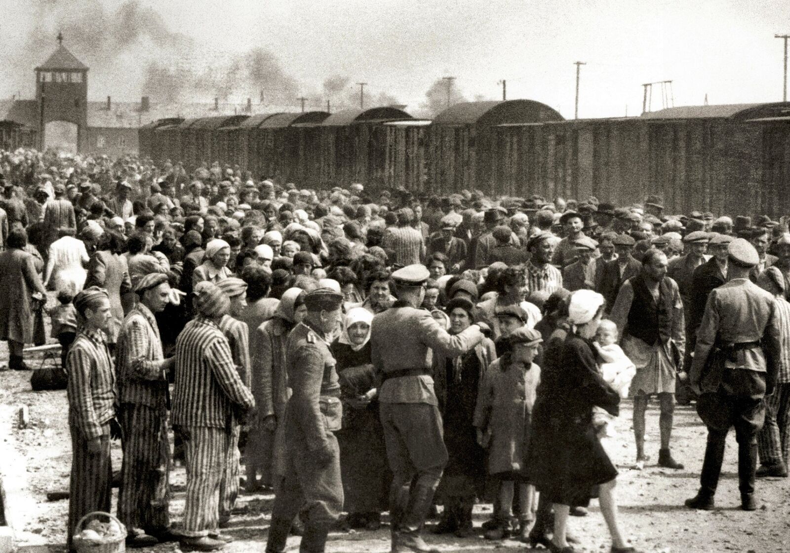 1942 HUNGARIAN JEWS on the Ramp at Auschwitz  WW2 PHOTO  (193-S)
