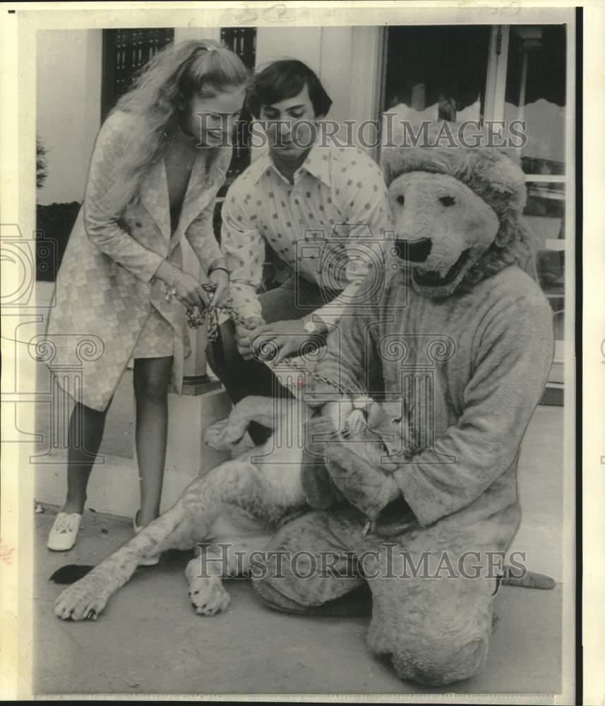 1974 Press Photo Junior Miss Linda Rutledge, John Cappelletti & LSU mascot, LA.