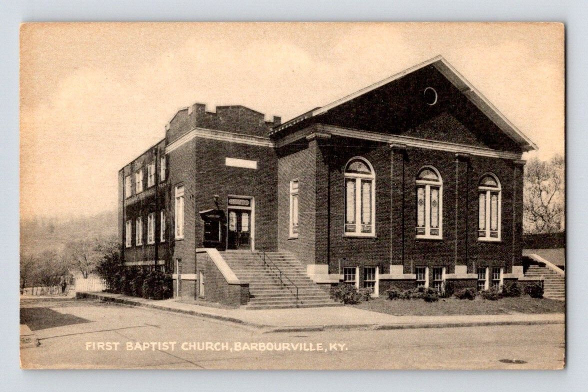 1940\'S. BARBOURVILLE, KY. FIRST BAPTIST CHURCH. POSTCARD L29