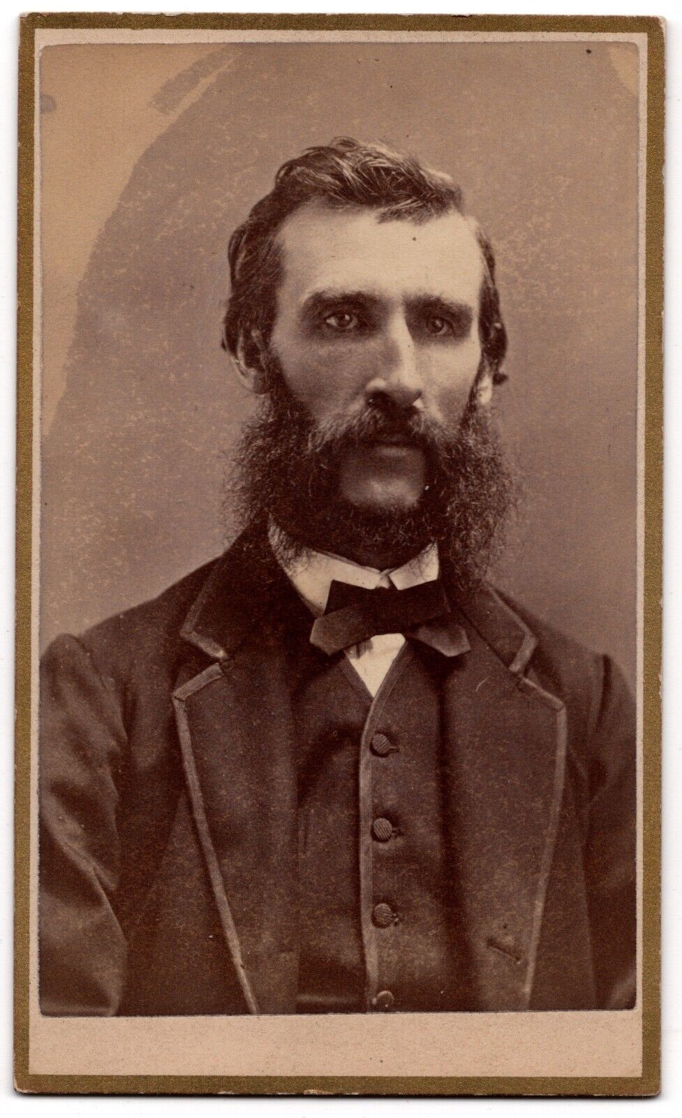 ANTIQUE CDV CIRCA 1880s W.F. FERGUNSON HANDSOME BEARDED MAN IN SUIT CLINTON IOWA