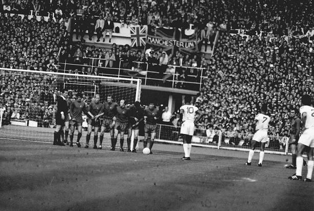 Benfica player Eusebio Ferreira da Silva lining up take free k- 1968 Old Photo