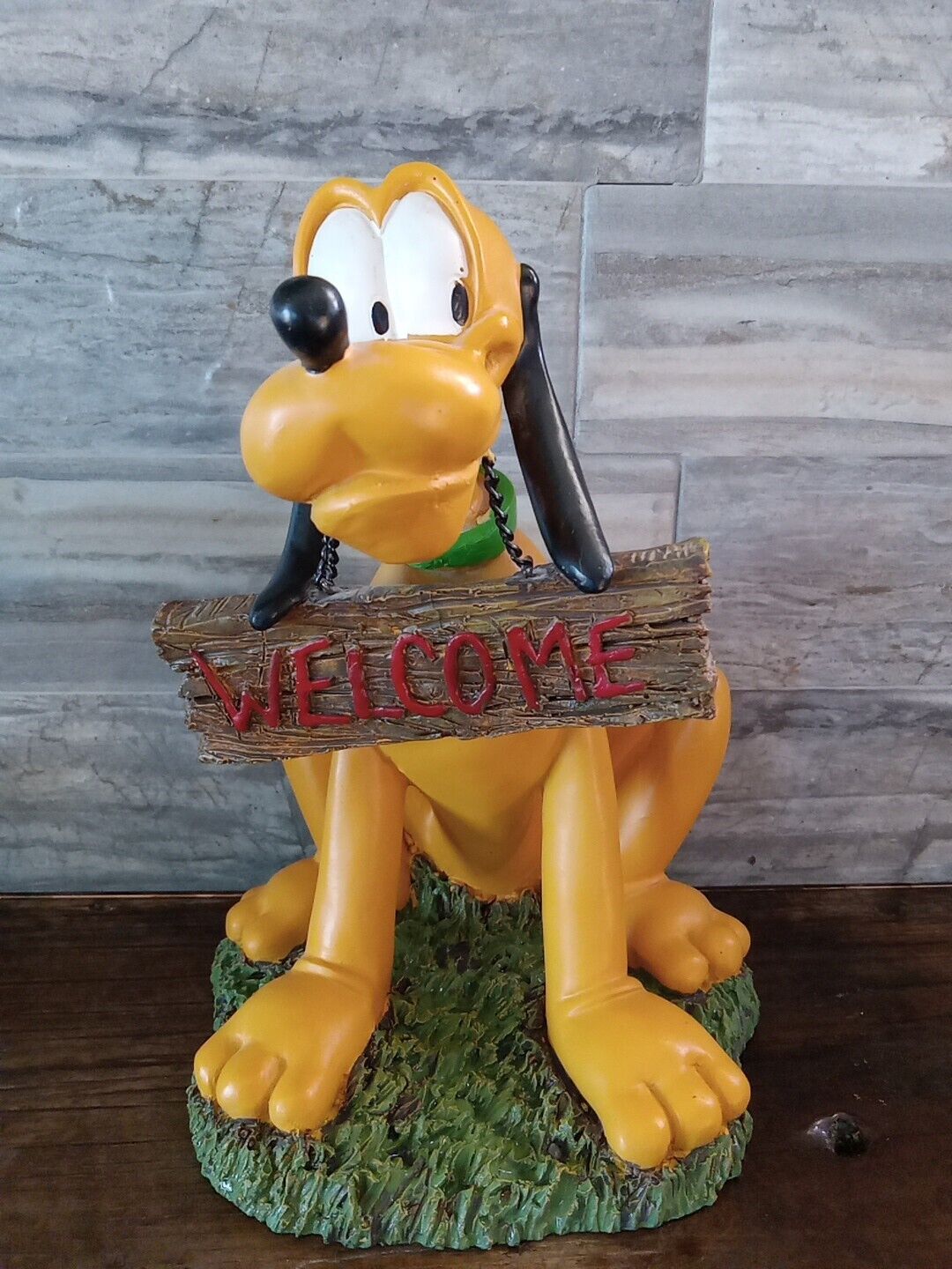 DISNEY PLUTO With Welcome Sign 9.5\