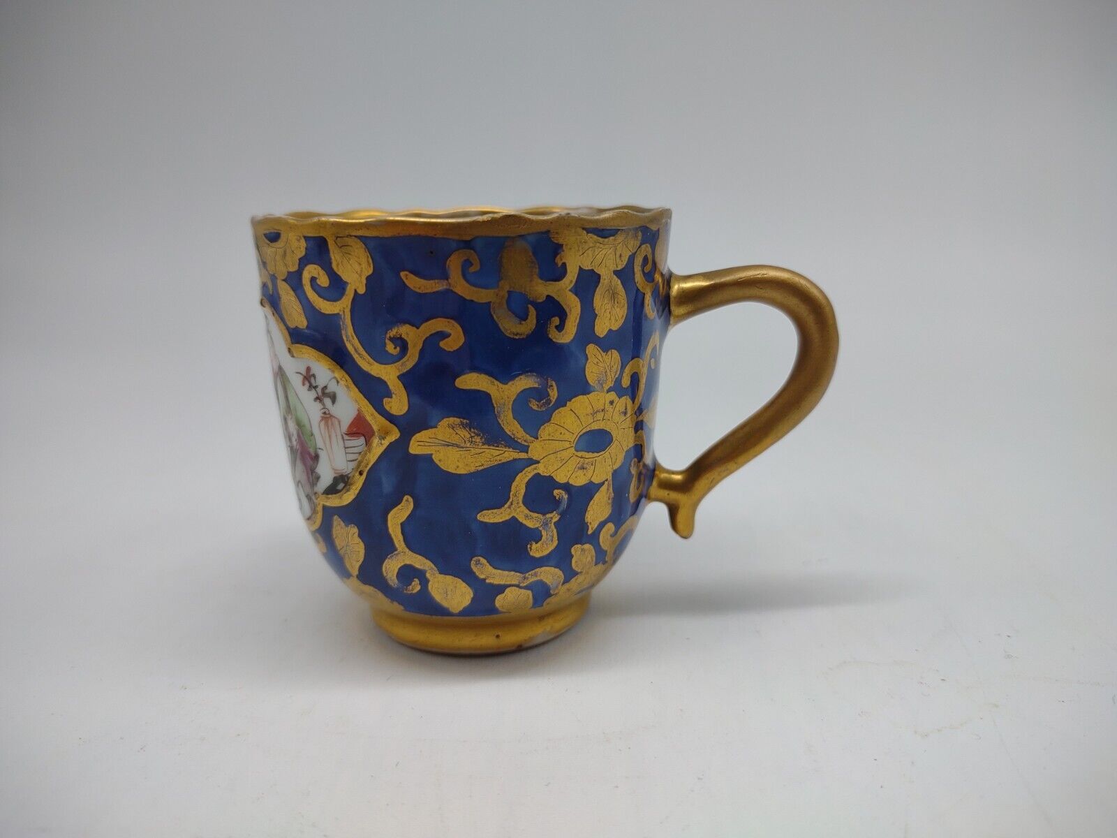 Antique Porcelain Cup 蓝地描金粉彩开窗人物瓷杯