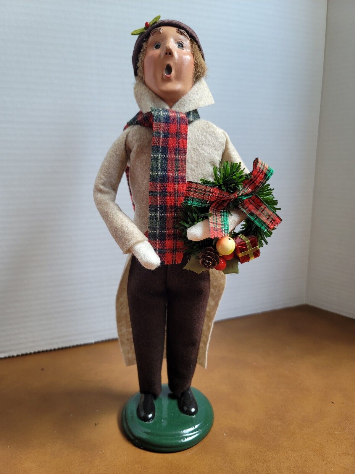 2016 Byers Choice Caroling Man With Wreath Signed Numbers 47/100