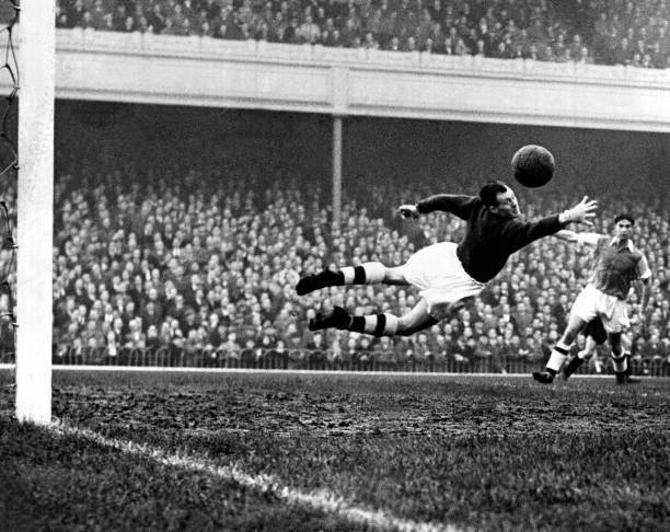 Arsenal goalkeeper Jack Kelsey makes spectacular save by divi- 1955 Old Photo