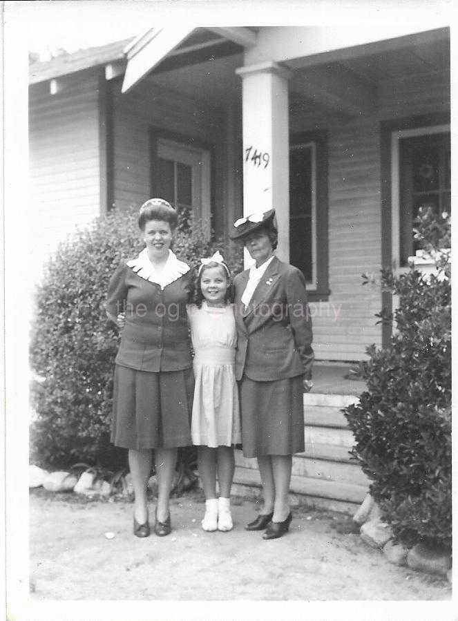 FRONT YARD PORTRAIT bw FOUND FAMILY PHOTO 1940's Snapshot VINTAGE 111 17 B
