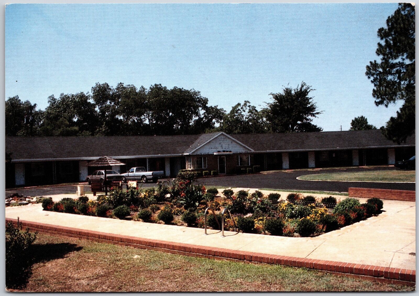 Swan Motel Perry Georgia GA Perma-Stone And Brick Landscaped Grounds Postcard