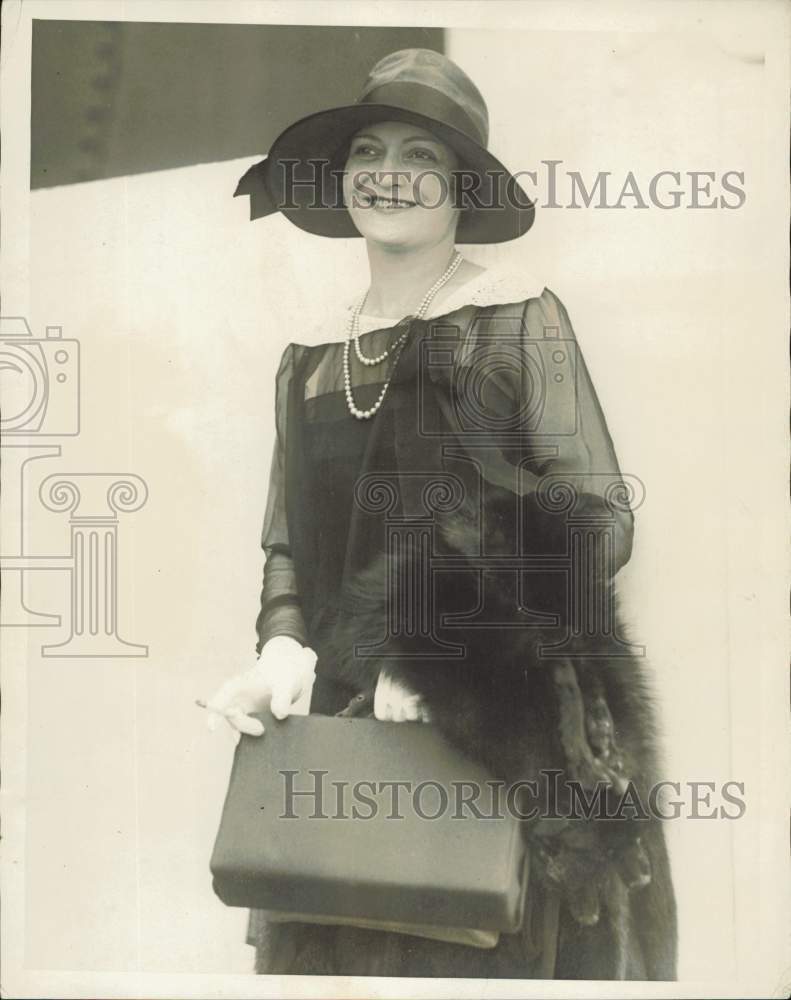1927 Press Photo New York Theatrical Producer\'s Wife, Mrs. Archie Selwyn Returns