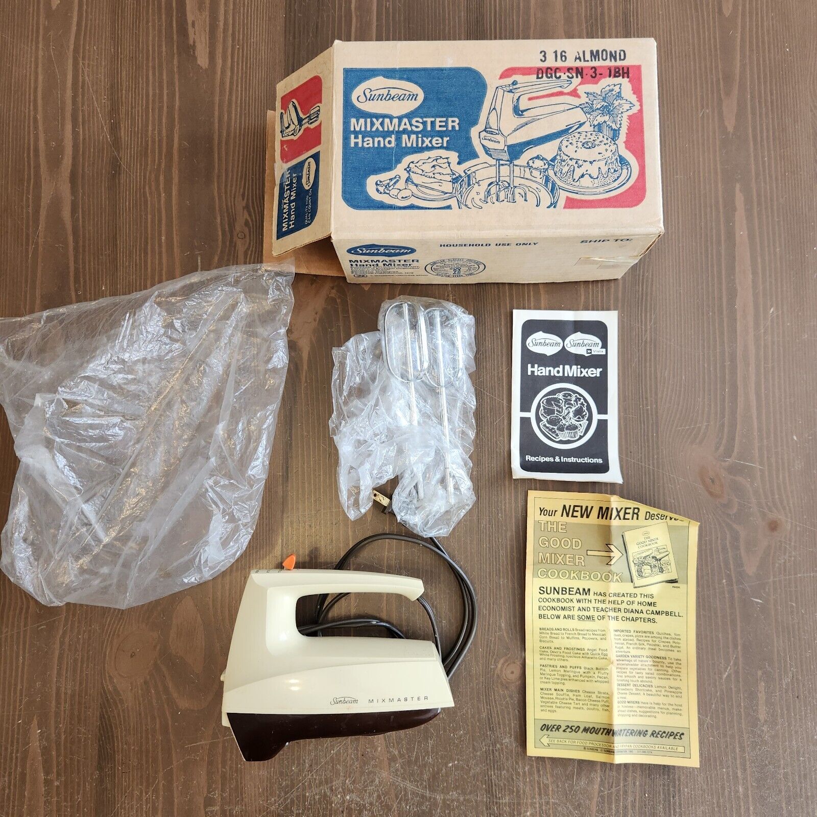 Vtg 1970's Sunbeam MIXMASTER Hand Mixer Complete With Everything Tested Working
