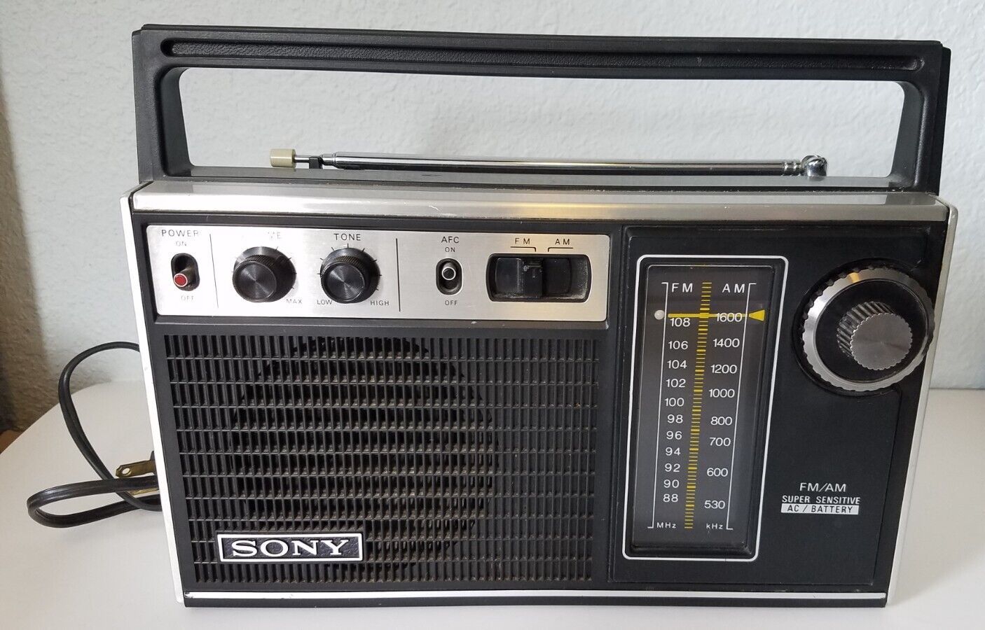 Vintage Sony Model TFM-7250W Super Sensitive 2 Band AM/FM Portable Radio Tested