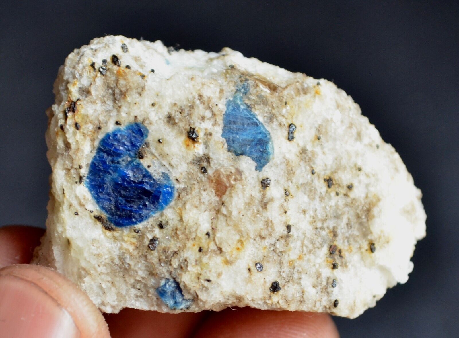 100%natural fluorescent/color-changed BLUE SODALITE rare specimen_26g/40*26*15mm