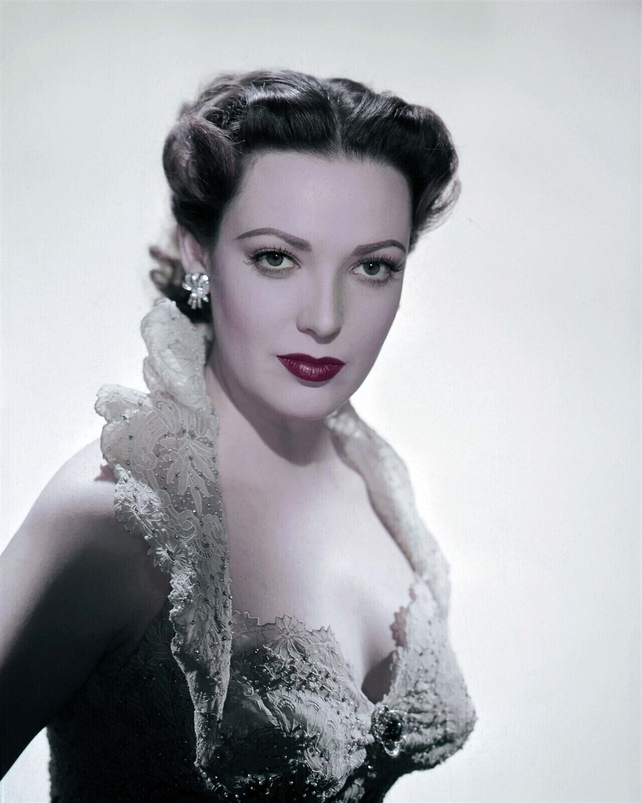 Linda Darnell stunning 1940\'s portrait bare shoulder low cut gown 4x6 photo