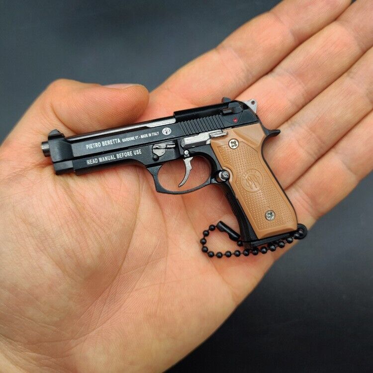 1:3 Detachable Beretta 92F Pistol Shape Keychain Mini Gun Keychain With Bullets