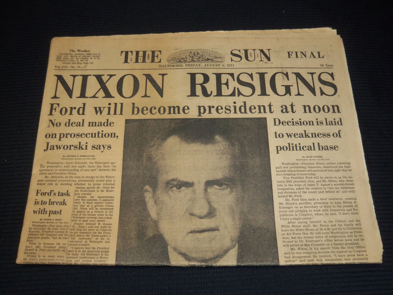 1974 AUGUST 9 THE SUN FINAL NEWSPAPER - NIXON RESIGNS -FORD PRESIDENT - NP 1847Q