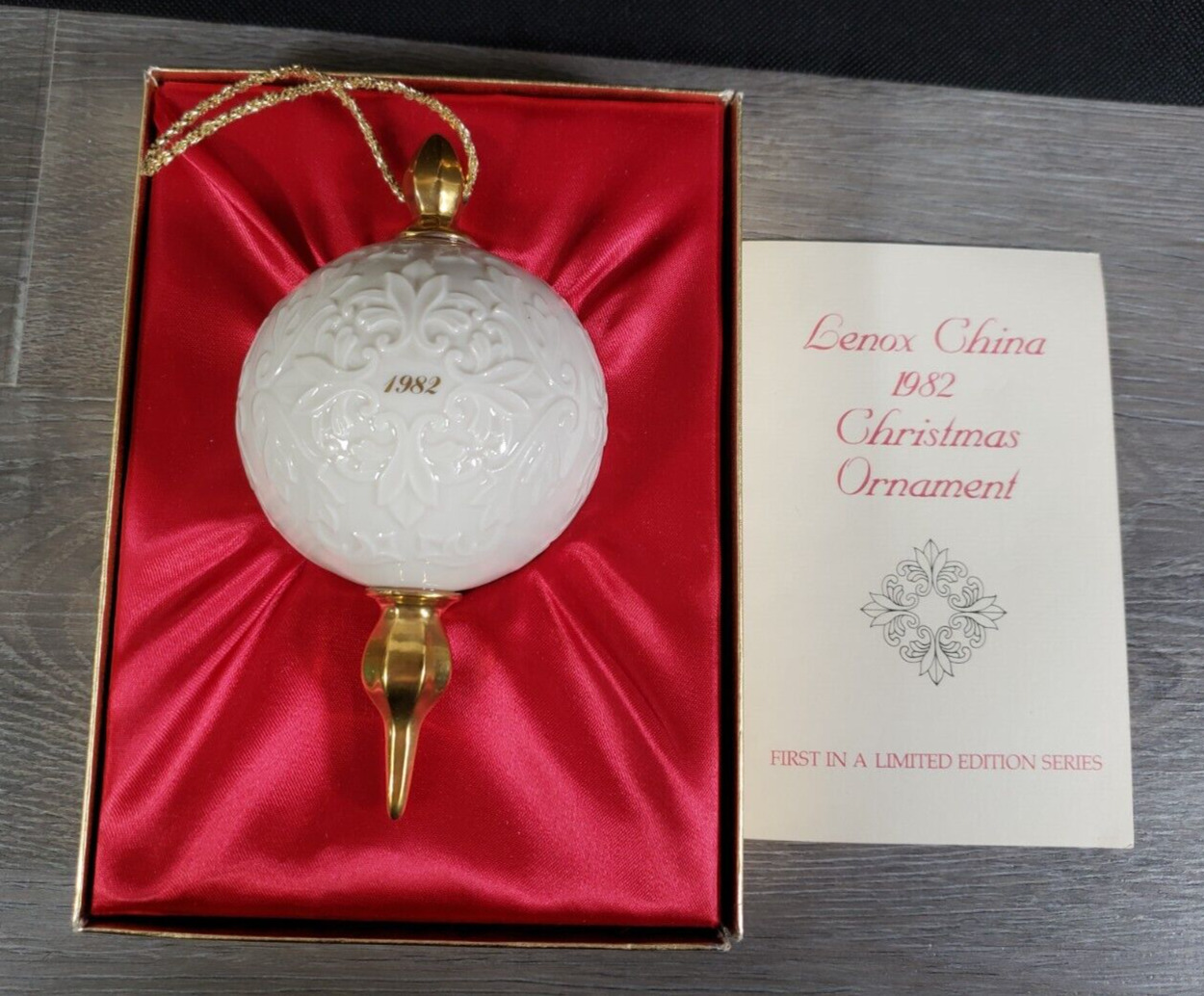 VINTAGE Lenox 1982 ANNUAL ORNAMENT BALL W/ SPIRE 1st IN LIMITED ED GOLD TRIM