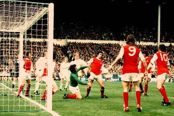 Geoff Barnett Arsenal Jack Charlton Leeds United Challenge 1972 FOOTBALL PHOTO
