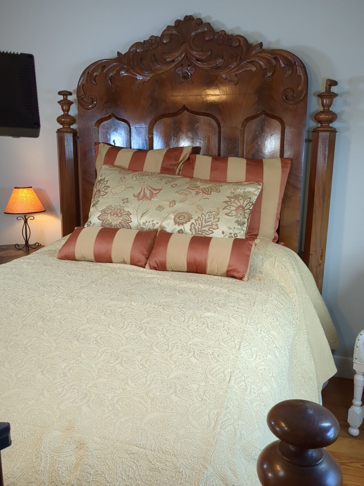 Bassett Vtg Super  King Bedspread,Pillows, Pillow Cases 8 Piece  Classic Quality