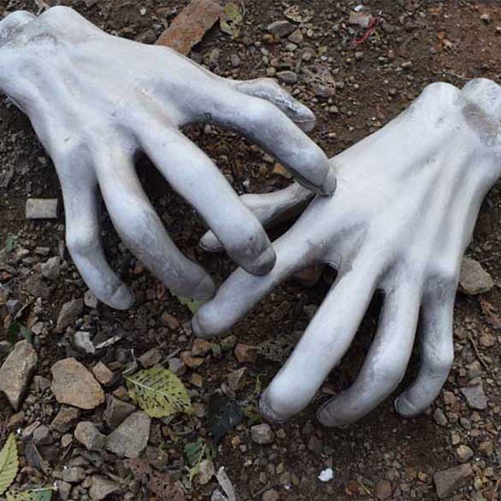 Pair Halloween Artificial Plastic Haunted House Decoration Hands Creepy Utility